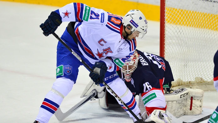 Jimmie Ericsson (SKA) a (vpravo) chytá puk brankár Slovana Johan Backlund (Slovan)