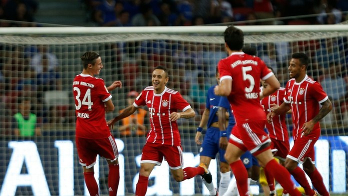 Hráči Bayernu sa radujú po góle Rafinhu.