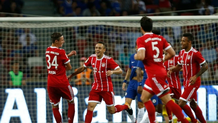 Hráči Bayernu sa radujú po góle Rafinhu.