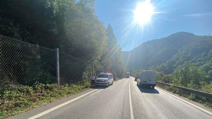 Nehoda pod Strečnom: Autá narazili do spadnutých skál, tvoria sa kolóny