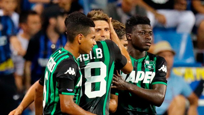 Hráči Sassuola oslavujú gól proti Interu Miláno.