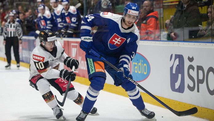 Súboj o puk Petra Cehlárika v prípravnom zápase proti Nemecku.