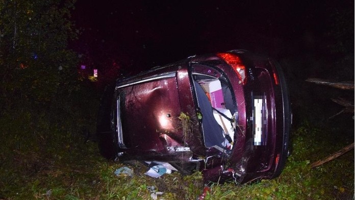 Havarované auto neďaleko Banskej Bystrice.