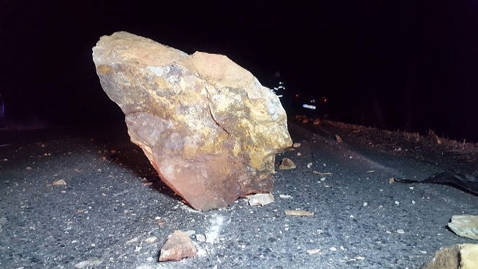 Tento obrovský balvan padol na cestu medzi Dobšinou a Rozňavou.