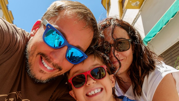 Dieťa s rodičmi na prázdninách - ilustračná snímka.