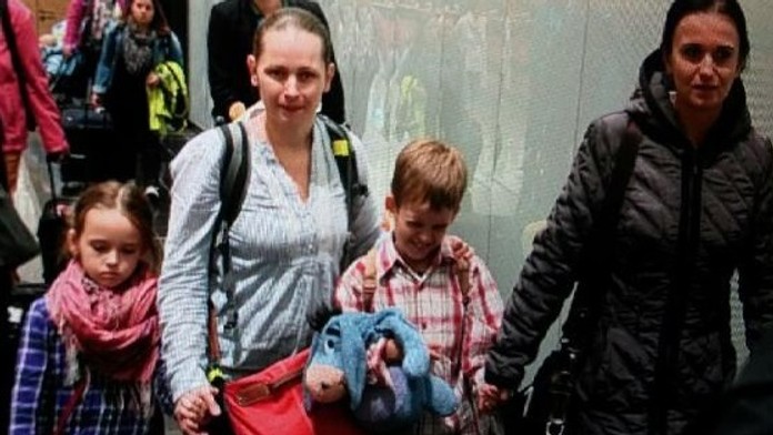 Matka, ktorá nevidela svoje deti štyri roky je s nimi konečne doma na Slovensku.