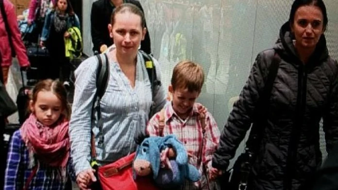 Matka, ktorá nevidela svoje deti štyri roky je s nimi konečne doma na Slovensku.