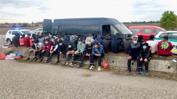 V dvoch dodávkach bolo 54 migrantov.