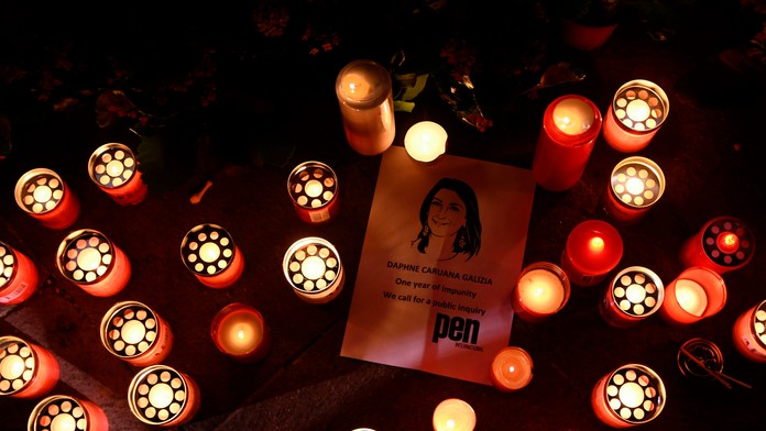 Spomienka pri príležitosti prvého výročia tragickej smrti maltskej investigatívnej novinárky Daphne Caruanovej Galiziovej.