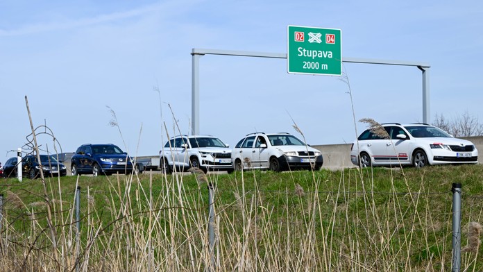 Kolóny v Bratislave. Na viacerých miestach je až hodinové zdržanie