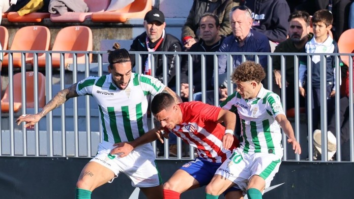 VIDEO: Hráč utrpel počas zápasu infarkt. Život mu zachránil voperovaný defibrilátor