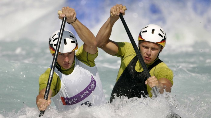 Na archívnej snímke z 19. augusta 2004 nemeckí vodní slalomári Marcus Becker a Stefan Henze.