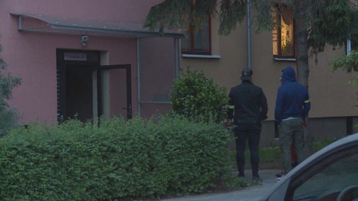 Vchod do paneláku, kde našli mŕtvé telá matky a syna.