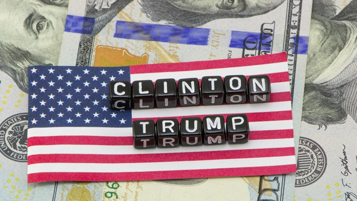 Hráč Realu Madrid Raphael Varane (druhý zľava) a Samuel Castillejo (Villarreal).