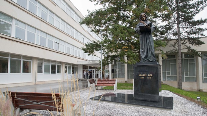 Nositeľ čestného titulu Magnum Decus Universitas Ján Findra a rektor UMB Vladimír Hiadlovský.