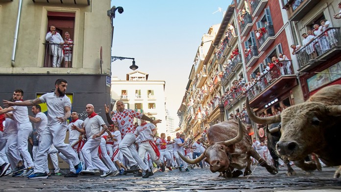 FOTOGRAFIE TÝŽDŇA: Slováci ovládli draft do NHL, beh s býkmi v Pamplone či atentát na japonského expremiéra