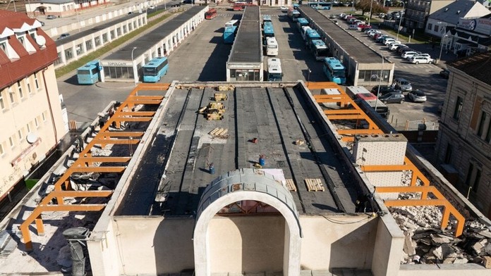 Autobusovú stanicu v Topoľčanoch poškodil dážď. Budovu zatvorili