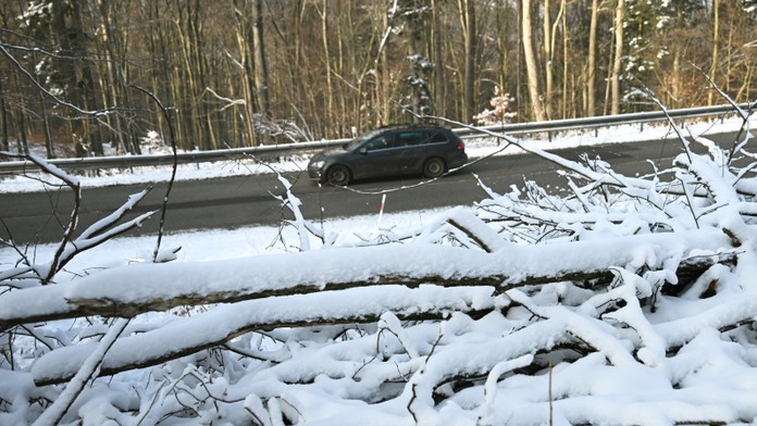 Na niektorých slovenských cestách je zľadovatený sneh. Pozor si treba dať aj na snehové jazyky