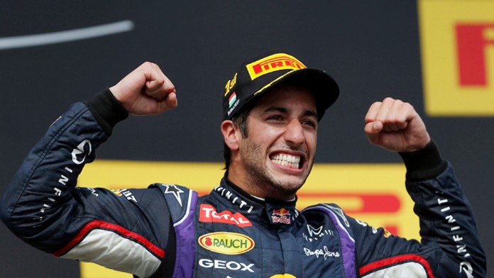  Austrálčan Daniel Ricciardo na monoposte Red Bull oslavuje viťazstvo na VC Maďarska. 