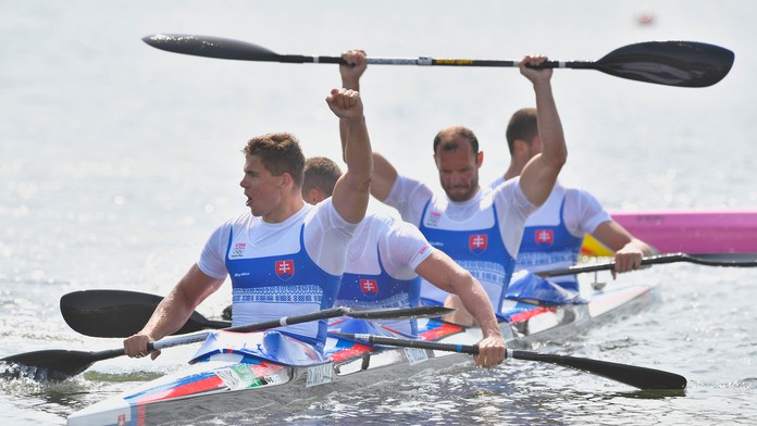Slovenský štvorkajak v zložení Denis Myšák, Erik Vlček, Juraj Tarr a Tibor Linka sa raduje zo zisku striebra.