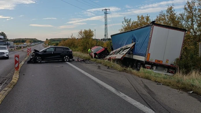 Vážna dopravná nehoda na D2. Vodičov odkláňajú mimo diaľnicu