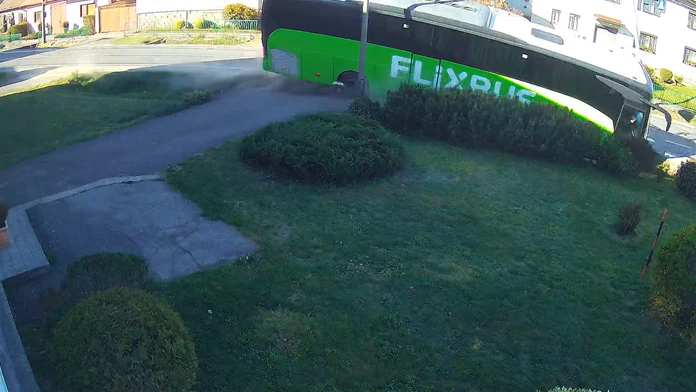 Kamera zachytila nehodu autobusu v obci Dobrá Niva. Ticho prerušil silný náraz