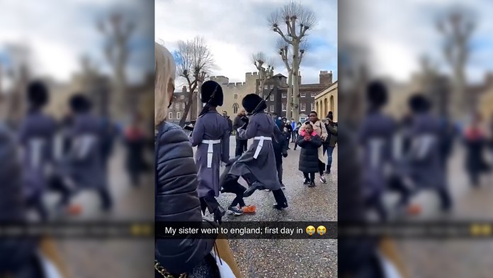 Počas pochodu kráľovskej gardy zrazil strážca k zemi dieťa, prekročil ho a pokračoval