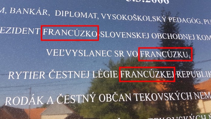 Pamätná tabuľa v Tekovských Nemciach s chybami.