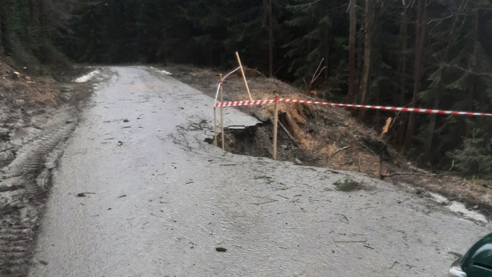 Cesta medzi Oravskou Lesnou a Zázrivou je pre zosuv pôdy neprejazdná. 