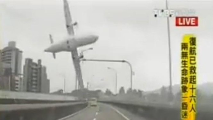 Lietadlo pri páde do rieky skoro narazilo aj do idúceho auta.