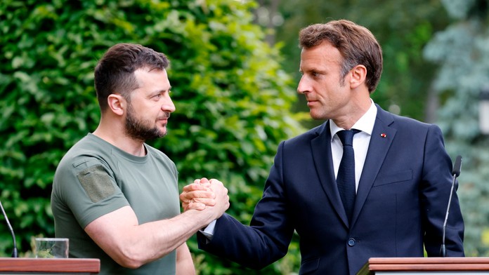 Zľava ukrajinský prezident Volodymyr Zelenskyj a francúzsky prezident Emmanuel Macron.