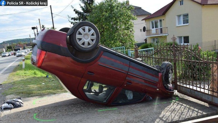  Vo Svinici auto skončilo na streche, spolujazdec sa vážne zranil