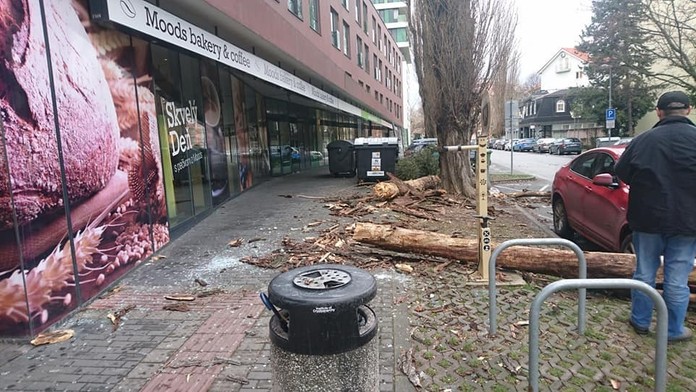 Prevrátený kamión v Bratislave.