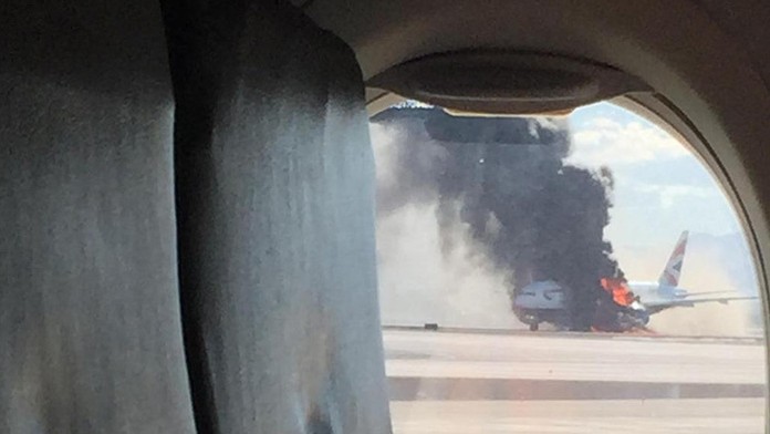 Jeden z motorov Boeingu 777-200 aeroliniek British Airways začal v utorok horieť.