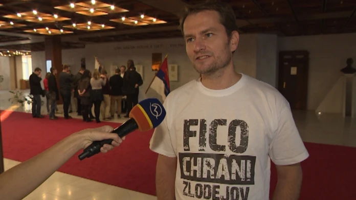 Igor Matovič v tričku s nápisom "Fico chráni zlodejov".