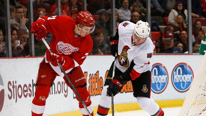Útočník Detroitu Dylan Larkin (vľavo) a obranca Senators Dion Phaneuf.