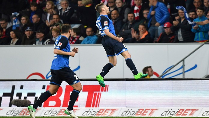 Andrej Kramaric (Hoffenheim) oslavuje svoj gól do siete Bayernu.