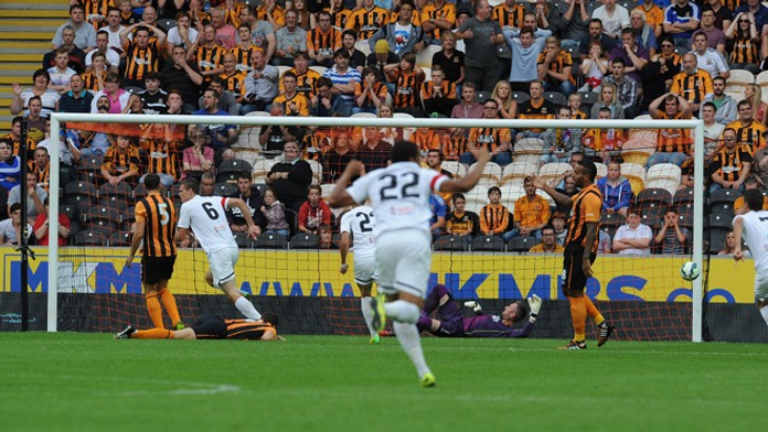 Tomáš Malec dáva gól do brány v odvete proti Hull City.