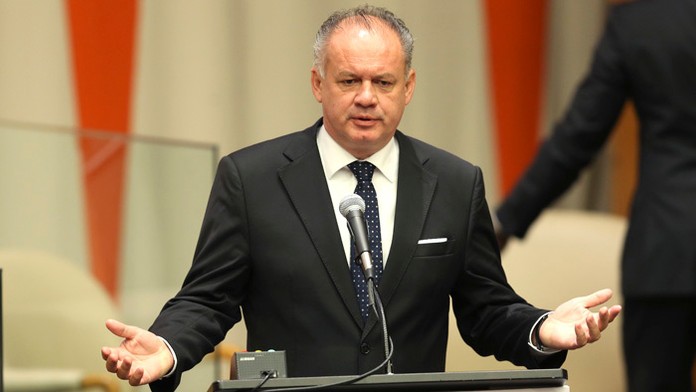 Alistair Brownlee pomáha svojmu bratovi Jonathanovi prejsť cieľovú pásku.