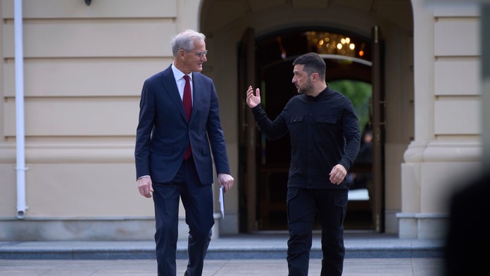 Ukrajinský prezident Volodymyr Zelenskyj a nórsky premiér Jonas Gahr Störe (vľavo) počas stretnutia v Kyjeve.