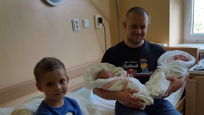 Hrdý otecko so synom a dvojičkami.