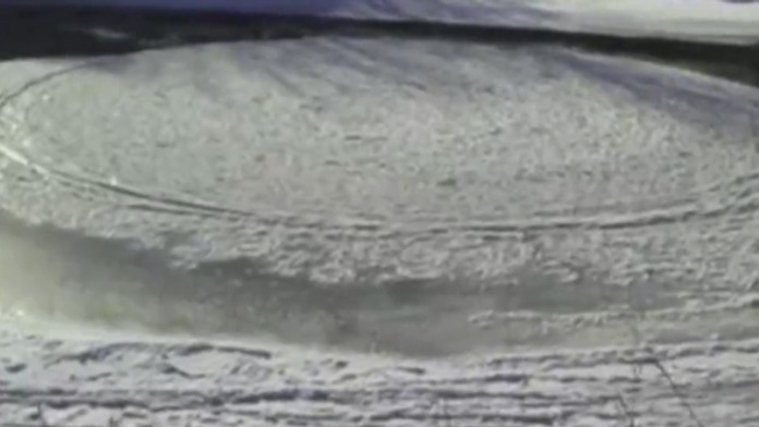 Na rieke rotovali kusy ľadu v tvare kruhu