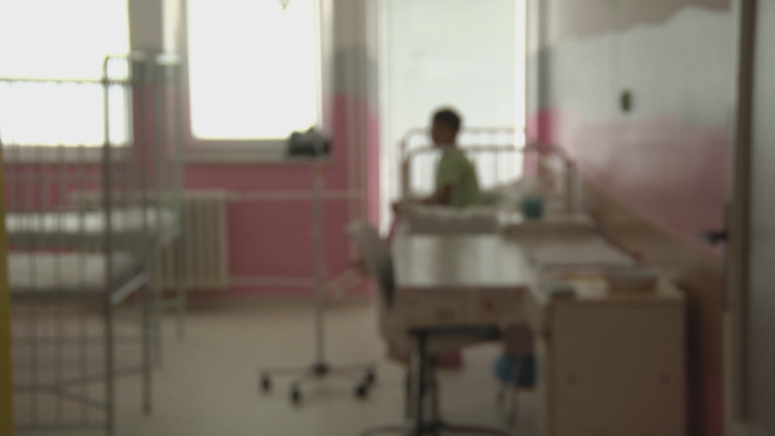 Matka s dvoma malými deťmi sa zrútila s autom z mosta ponad železnicu.