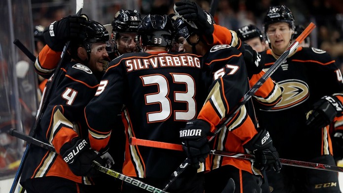 Na snímke prezident SR Andrej Kiska (vpravo) a Zuzana Čaputová (vľavo) v rozhovore počas prijatia v Bratislave 2. mája 2016