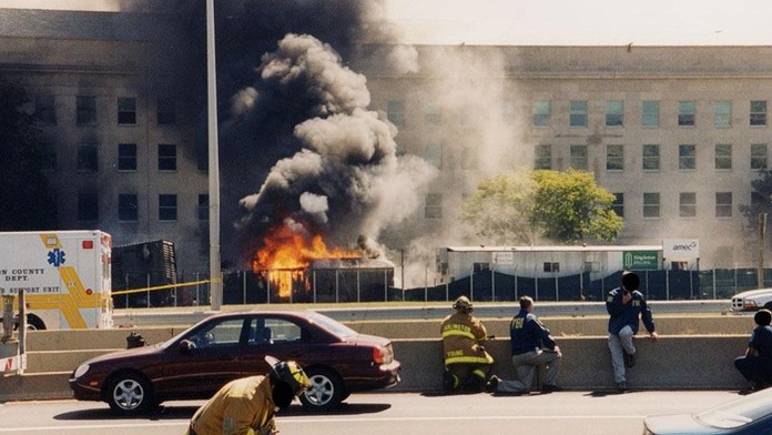 Budova Pentagonu v plameňoch.