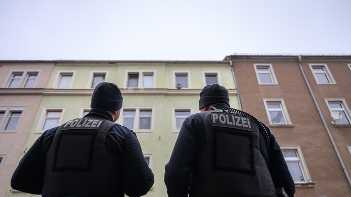 Policajti stoja pred bytom v meste Meißen, v ktorom našli štyroch mŕtvych ľudí.