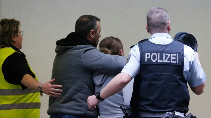 Príbuzní na letisku v Düsseldorfe márne čakajú na návrat svojich blízkych. 