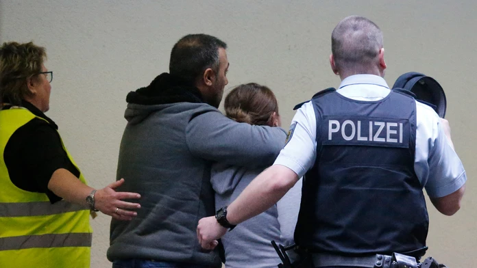 Príbuzní na letisku v Düsseldorfe márne čakajú na návrat svojich blízkych. 
