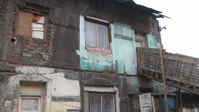 Domy stoja už len silou vôle. 