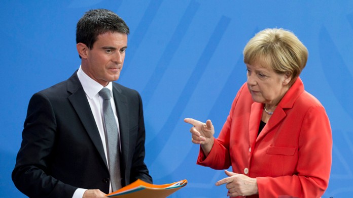 Nemecká kancelárka Angela Merkelová (vpravo) a francúzsky premiér Manuel Valls. 